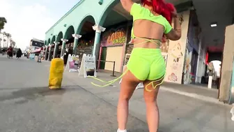 Tinze twerks around Venice / Cpr - CupcaKKE