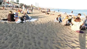 Beach walk / Walking Tour playa la barceloneta Barcelona / Spain