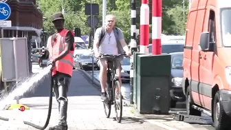 Zomer in Amsterdam: lachend bruggen natspuiten van 9 tot 5