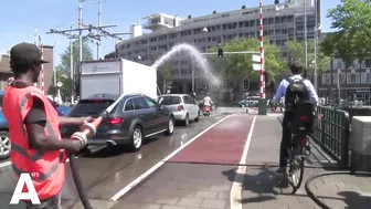 Zomer in Amsterdam: lachend bruggen natspuiten van 9 tot 5