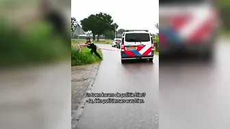 Verwarde man valt politie aan met een graafmachine: schoten gelost | #shorts