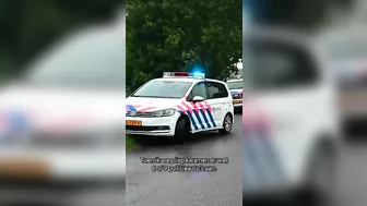 Verwarde man valt politie aan met een graafmachine: schoten gelost | #shorts