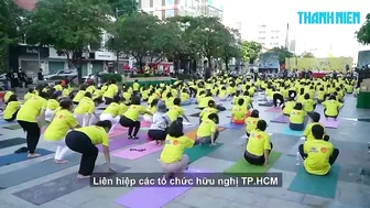 1.000 người ‘rủ nhau’ ra phố đi bộ Nguyễn Huệ tập yoga từ sáng sớm