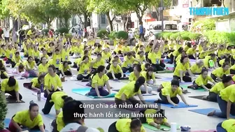 1.000 người ‘rủ nhau’ ra phố đi bộ Nguyễn Huệ tập yoga từ sáng sớm