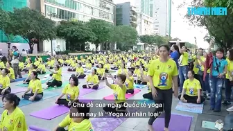 1.000 người ‘rủ nhau’ ra phố đi bộ Nguyễn Huệ tập yoga từ sáng sớm