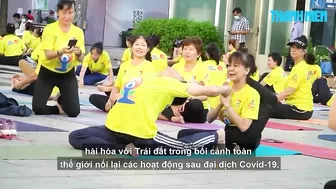 1.000 người ‘rủ nhau’ ra phố đi bộ Nguyễn Huệ tập yoga từ sáng sớm