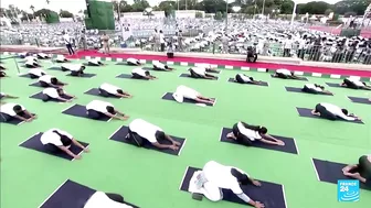 International yoga day: Stretching and breathing around the world • FRANCE 24 English