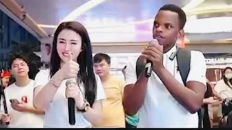 Black Guy Surprise Chinese Online Celebrity By Singing Fluent Chinese On Her Show（十年）