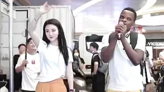 Black Guy Surprise Chinese Online Celebrity By Singing Fluent Chinese On Her Show（十年）