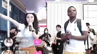 Black Guy Surprise Chinese Online Celebrity By Singing Fluent Chinese On Her Show（十年）