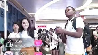 Black Guy Surprise Chinese Online Celebrity By Singing Fluent Chinese On Her Show（十年）