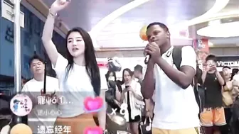 Black Guy Surprise Chinese Online Celebrity By Singing Fluent Chinese On Her Show（十年）