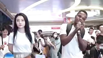 Black Guy Surprise Chinese Online Celebrity By Singing Fluent Chinese On Her Show（十年）