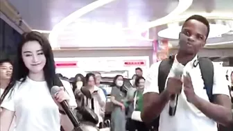 Black Guy Surprise Chinese Online Celebrity By Singing Fluent Chinese On Her Show（十年）