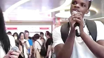 Black Guy Surprise Chinese Online Celebrity By Singing Fluent Chinese On Her Show（十年）