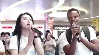 Black Guy Surprise Chinese Online Celebrity By Singing Fluent Chinese On Her Show（十年）