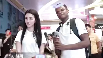 Black Guy Surprise Chinese Online Celebrity By Singing Fluent Chinese On Her Show（十年）