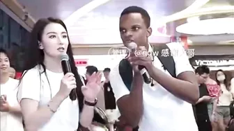 Black Guy Surprise Chinese Online Celebrity By Singing Fluent Chinese On Her Show（十年）