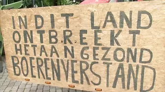 Boeren protesteren bij provinciehuis tegen stikstofbeleid