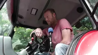 Boeren protesteren bij provinciehuis tegen stikstofbeleid