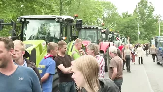 Politie schiet op 16-jarige boer; boeren woedend!