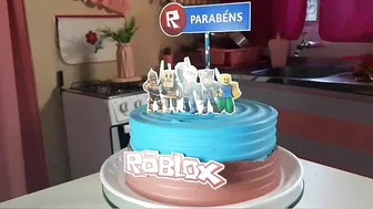 Bolo Roblox | Topper | Chantilly azul e marrom | Redondo | Espátula de textura | Menino | 2 kg.