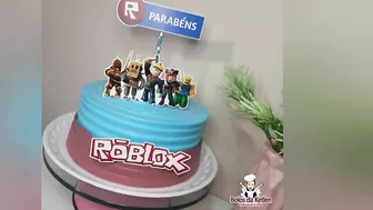 Bolo Roblox | Topper | Chantilly azul e marrom | Redondo | Espátula de textura | Menino | 2 kg.