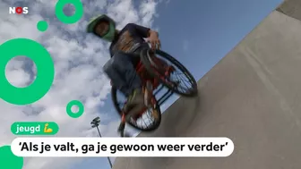 Amos skate op zijn rolstoel en doet toffe stunts