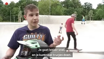 Amos skate op zijn rolstoel en doet toffe stunts