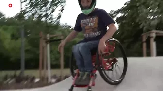 Amos skate op zijn rolstoel en doet toffe stunts