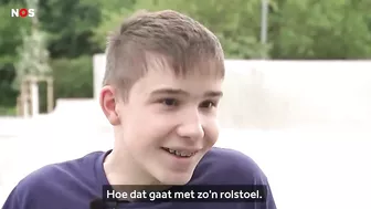 Amos skate op zijn rolstoel en doet toffe stunts