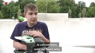 Amos skate op zijn rolstoel en doet toffe stunts