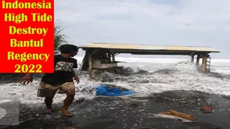 Mini Tsunami hit Indonesia! High Tide hit Bantul Beach and destroying Buildings and Boats