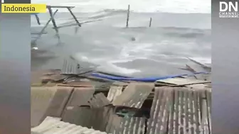 Mini Tsunami hit Indonesia! High Tide hit Bantul Beach and destroying Buildings and Boats