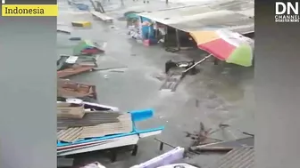 Mini Tsunami hit Indonesia! High Tide hit Bantul Beach and destroying Buildings and Boats