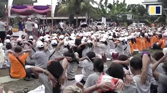 Thousands join laughing yoga session in Bali to stay healthy, positive and promote world peace