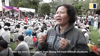 Thousands join laughing yoga session in Bali to stay healthy, positive and promote world peace