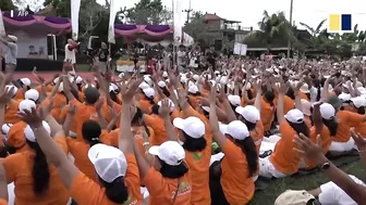 Thousands join laughing yoga session in Bali to stay healthy, positive and promote world peace