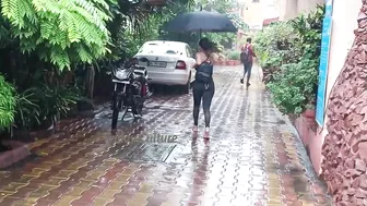 See How Malaika Arora Running in Rain Outside Yoga Class in Bandra | Malaika Arora Latest Video | FC