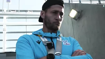 ROOF HANG: Daredevil Joel Ward takes on the Vertigo challenge at Optus Stadium