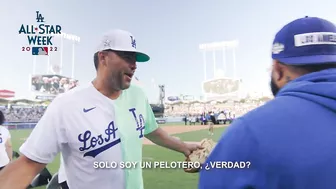 Hanging with Andre Ethier on the field at Celebrity Softball! | La Vida Más Fina