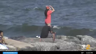 Shark sighting forces beachgoers out of water at Rockaway Beach