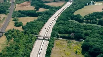 Thousands of lorries queue near Dover amid travel chaos