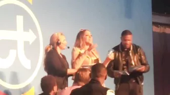 Mariah Carey Sings During “Name That Tune” At Celebrity Game Night!