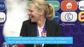 Feestende voetbalvrouwen crashen persconferentie