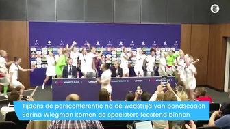 Feestende voetbalvrouwen crashen persconferentie