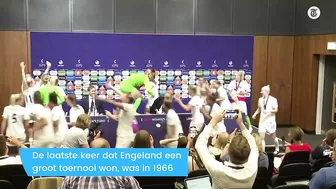 Feestende voetbalvrouwen crashen persconferentie