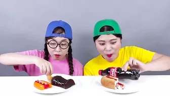 Big Chocolate VS Small Chocolate Challenge DONA