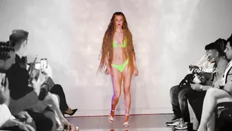 La Dama Fashion show in slow motion model 9