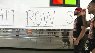 Maximum Male Models and Los Lotharios spray paint the wrong bus: SmackDown, Aug. 26, 2022